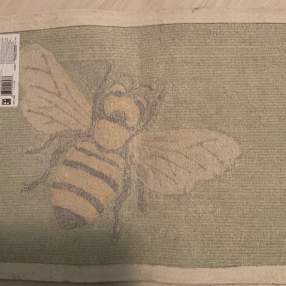 Hand Tufted Bee Rug - Picture 4 of 4